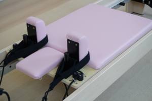 Equipo de Entrenamiento de Color Rosa Especial para Mujeres con Diseño de Logotipo Premium Personalizado, Reformer de <span class=keywords><strong>Pilates</strong></span> de Madera de Roble - Product Image 2