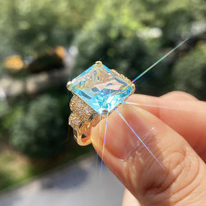 Anello da Cocktail F620 per Donna in Oro Massiccio 18K con Topazio Taglio Smeraldo, Design Geometrico, Gioiello Raffinato per Fidanzamento - Product Image 4