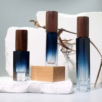 Vente en gros de flacons carrés en verre de 5 ml et 10 ml, atomiseur de parfum à dégradé de couleur avec bouchon en bois