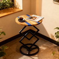 Table d'appoint ronde en bois d'olivier naturel et résine époxy avec base géométrique en métal pour le salon et la chambre à coucher.