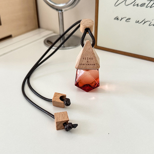 Venta al por mayor vacío coche colgante ambientador difusor botella Auto ventilación <span class=keywords><strong>Clip</strong></span> botellas de perfume con cubiertas de madera - Product Image 1