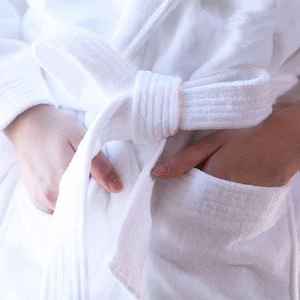 <span class=keywords><strong>Accappatoio</strong></span> Personalizzabile 100% Cotone Zero Twist <span class=keywords><strong>Tessuto</strong></span> Super Morbido di Lusso <span class=keywords><strong>per</strong></span> Donna e Uomo <span class=keywords><strong>Accappatoio</strong></span> Bianco Unisex con Logo Ricamato - Product Image 2