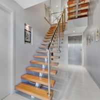 Escalier flottant moderne à monopoutre avec marches en chêne et balustrade en verre pour duplex intérieur
