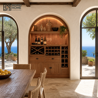 Niche à vin en bois de chêne cintrée de style méditerranéen sur mesure avec rangement intégré pour villa de luxe en bord de mer