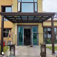 Terrasse à ossature aluminium avec toit en polycarbonate