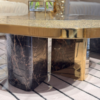Table basse contemporaine irrégulière en marbre naturel et acier inoxydable, fabrication artisanale italienne de luxe pour salon