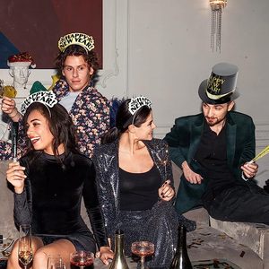 2025 Happy New Year Eve Kit Set Eventos Decoración Carnival Foil Paper Top Hat Gafas Silbato Noisemaker Set Suministros para fiestas - Product Image 5