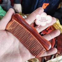 Peigne de massage épaissi en bois de santal rouge du Nord pour la coiffure et les voyages