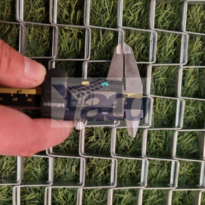 แผ่นตาข่ายเหล็กชุบสังกะสีแบบหนา 3'x4' สำหรับปรับระดับพื้นสนามหญ้า ทนทาน ใช้สำหรับดูแลสนามหญ้า - Product Image 3