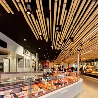 Plafond en bande métallique à grain de bois, directement de l'usine, en aluminium, ignifuge, matériaux de construction décoratifs pour hôpitaux
