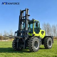 Chariot élévateur tout-terrain 4x4 de 5 tonnes personnalisable par un fabricant chinois pour les travaux de chargement en extérieur, en montagne et dans les cours.
