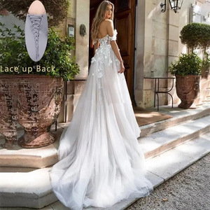 Abito <span class=keywords><strong>da</strong></span> <span class=keywords><strong>sposa</strong></span> a vita alta S2963L bianco con spacco alto con spacco floreale dal Design unico Tulle leggero - Product Image 2