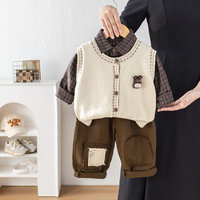 Tenue de printemps et d'automne pour garçons, chemise à carreaux, gilet en tricot et pantalon patchwork, ensemble trois pièces avec décor d'ours mignon