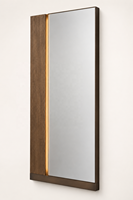 Miroir mural LED pleine longueur en chêne sur mesure avec base en bronze pour projets hôteliers