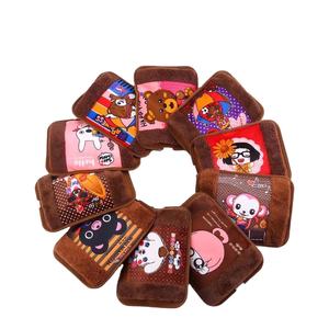 Vente en gros <span class=keywords><strong>pas</strong></span> <span class=keywords><strong>cher</strong></span> rechargeable sac à eau chaude électrique souple et <span class=keywords><strong>réutilisable</strong></span> chauffe-mains avec couvercle en flanelle 500W 26x18cm - Product Image 1