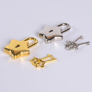 Şirin Dayanıklı 2 Anahtarlı Altın ve Gümüş Metal Kilit Lüks Tarz Özel Aksesuar Kilidi 4.2x3cm EH Marka Çanta Süsü İçin - Product Image 3