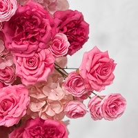 Glamouröser Echtblumen-Optik Blumenbogen Grün und Weiß Hochzeits-Hintergrund Künstlicher Blumenbogen für Hochzeiten und Rote Teppiche