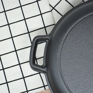<span class=keywords><strong>Cocotte</strong></span> <span class=keywords><strong>en</strong></span> <span class=keywords><strong>fonte</strong></span> classique de 27 cm, double usage, pré-assaisonnée, avec couvercle <span class=keywords><strong>en</strong></span> <span class=keywords><strong>fonte</strong></span> - Product Image 3