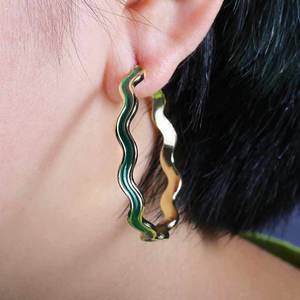 Orecchini Pendenti con Texture Ondulata per Donne, Eleganti Gioielli a Goccia con Effetto Increspato - Product Image 2