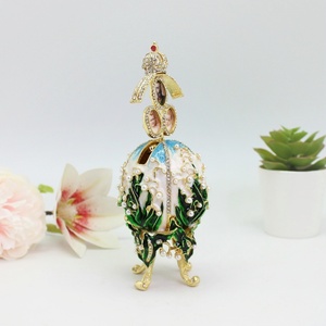 SHINNYGIFTS Cadre photo familial 3D en métal plaqué or, motif muguet, orné <span class=keywords><strong>de</strong></span> strass et perles peintes à la main, œuf <span class=keywords><strong>de</strong></span> Pâques décoratif pour la maison - Product Image 5
