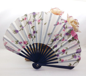 Éventail pliant rond personnalisé à motifs floraux, en tissu chinois et japonais, artisanat en bambou, avec sacs cadeaux pour mariages et fêtes - Product Image 3