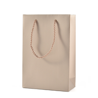 Sac en papier cosmétique recyclable avec poignée en ruban doré imprimé avec un logo de luxe personnalisé pour les petites entreprises, vente en gros et au détail