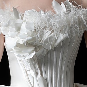 Vestido de Novia de Lujo Color Blanco Marfil Exclusivo 2025, Hecho a Mano con Encaje, Flores Tridimensionales, Pliegues de Plumas, Hombros Descubiertos, Estilo Capilla - Product Image 4