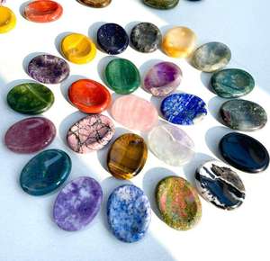 Vente en gros de pierres de cristal de guérison naturelle, pierre d'inquiétude, pierre de pouce multi-gemmes, pierre de pouce faite à la main, style Feng Shui, mélange de pierres de pouce multi-gemmes - Product Image 1