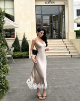 Robe de soirée Nicecover à col en V, en satin, avec ourlet en dentelle et fines bretelles, couleur champagne, style luxe léger, idéale pour les goûters et les rendez-vous.