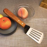 Lot de 2 Spatules en Acier Inoxydable avec Manche en Bois – Spatules Solides et Perforées pour Plancha et Barbecue – Kit d'Outils de Cuisson