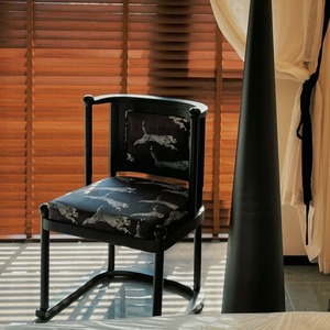 เก้าอี้รับประทานอาหารหุ้มเบาะลายเสือดาวสำหรับผู้ใหญ่ สีดำ พร้อมดีไซน์ลายพิมพ์สัตว์ - Product Image 3