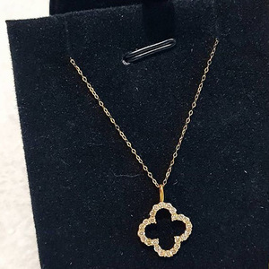 Collana con ciondolo in lega placcata oro con design floreale in zirconia cubica per l'uso quotidiano, catena a serpente in stile classico unisex - Product Image 1