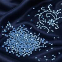 Strass en verre thermocollants écologiques bleu glace saphir cristallin scintillant pour application sur denim, en stock, livraison express