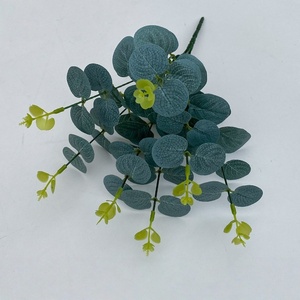 การจัดดอกไม้สำหรับงานแต่งงาน ทางเดินต้อนรับ ด้วยต้นยูคาลิปตัสและใบไม้เงิน - Product Image 6