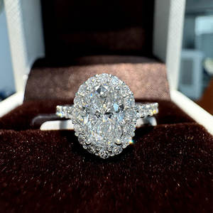 Женское овальное кольцо с бриллиантами - Product Image 3