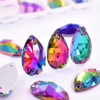 Rhinestones en verre à dos plat de forme goutte d'eau à deux trous de haute qualité pour la couture, à coudre pour robes de mariée
