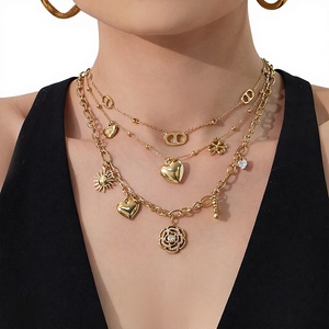 สร้อยคอสแตนเลสสตีลทรงสปอร์ตแบบสองชั้นรูปหัวใจประดับเพชรเต็มเส้น พร้อมจี้รูปดอกกุหลาบฝรั่งเศส Mili และเพชรซิคอน - Product Image 1