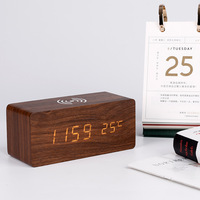Draadloos opladen LED-klok Creatieve elektronische houten wekker Glow-in-the-Dark Spraakgestuurde thermometer Slaapkamer Kantoor