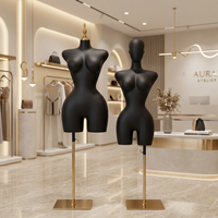 Mannequin féminin brésilien courbé noir mat, grandes hanches, demi-corps en cuir doré mat, grande taille