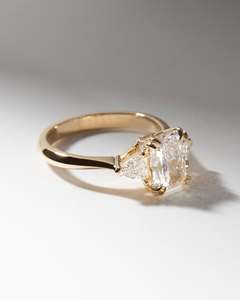 Bague moderne en or avec diamant émeraude taille brillant, pierre de laboratoire sertie à griffes, pour femme, idéale pour mariage, fiançailles et soirées - Product Image 3