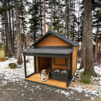 Weerbestendige houten hondenhok met voederstation voor gebruik op het terras buiten