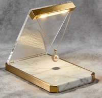 Vitrine à bijoux suspendue de luxe sur mesure, présentoir en acrylique avec cadre doré haut de gamme et éclairage LED