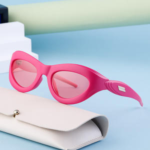 Gafas de sol estilo ojo de gato Y2K europeas y americanas para mujer, con lentes de PC resistentes al viento y protección UV400, montura rosa, gafas deportivas de clase 2. - Product Image 3