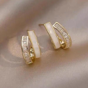 Orecchini a Cerchio Dorati da Donna, Placcati in Oro 18K, con Cristalli e Strass, Design Geometrico Minimalista per Uso Quotidiano - Product Image 3