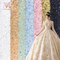 Tissu en dentelle de tulle africain brodé à la main en 3D avec des perles tubulaires florales et des paillettes pour robe de soirée de mariage