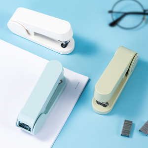 Ta302 Màu Xanh <span class=keywords><strong>Mini</strong></span> Xách Tay <span class=keywords><strong>Stapler</strong></span> Cho Sinh Viên <span class=keywords><strong>Stapler</strong></span> Cho Tài Liệu Ràng Buộc Văn Phòng Effortless <span class=keywords><strong>Stapler</strong></span> 96Pcs Mỗi Thùng <span class=keywords><strong>Carton</strong></span> Thiết Lập - Product Image 5