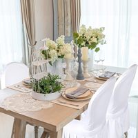 Housses extensibles pour décoration de mariage d'hôtel Housses de protection de siège de chaise en spandex avec jupe pour salle à manger