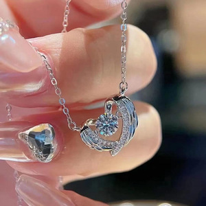 Collana con Ciondolo a Forma di Cuore e Ala per Donne, Gioiello Traforato a Forma di Piuma, Moda per Uso Quotidiano, Idea Regalo - Product Image 5