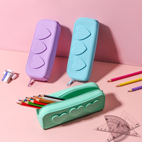 Prix de gros, étui à crayons en silicone personnalisé avec logo, design en forme de cœur, étui à crayons mignon pour enfants, pour garçons et filles