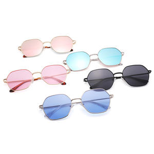 แว่นกันแดดโลหะสำหรับผู้หญิง UV400 คลาส 2 น้ำหนักเบา กรอบสีทอง เลนส์ PC สำหรับการเดินทาง แฟชั่น การขับขี่ ป้องกันแสงแดด - Product Image 2